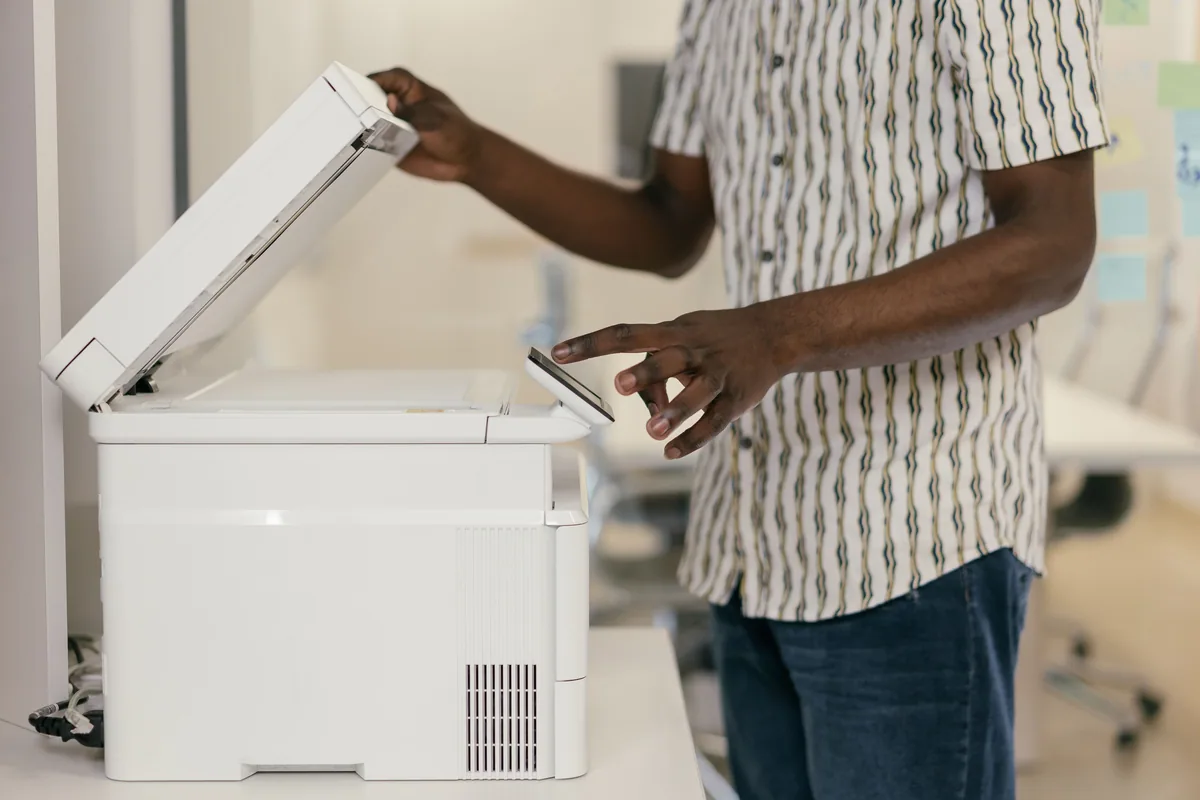 Pengguna memeriksa fungsi printer multifungsi untuk kebutuhan kantor