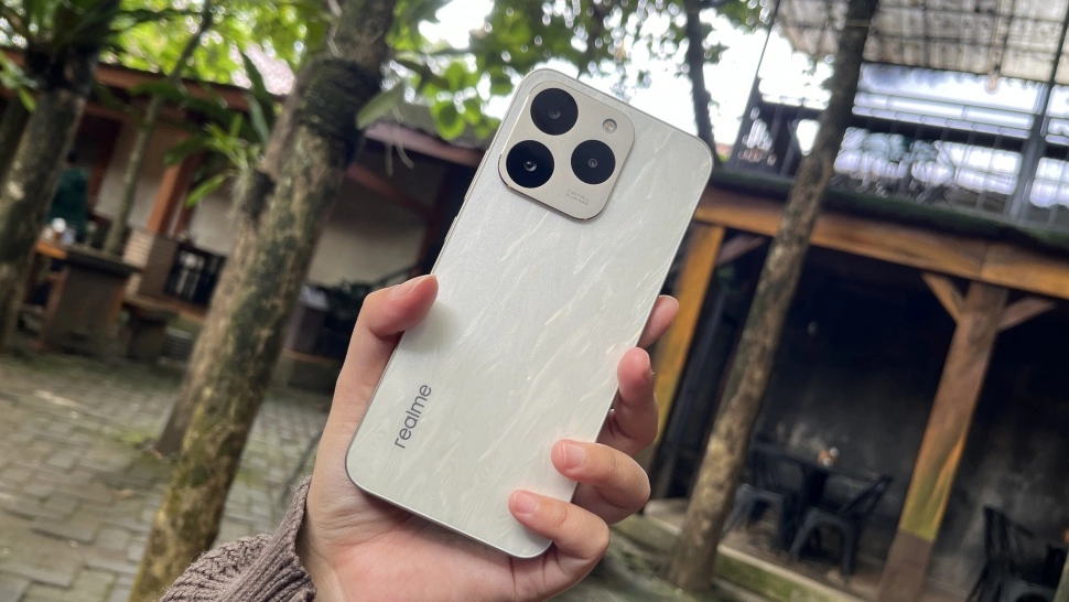 Smartphone 5G kelas budget tampil dengan layar AMOLED 120Hz dan performa harian yang sangat memadai di 2026